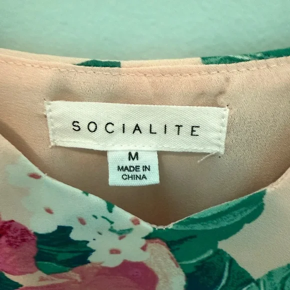 Socialite Floral Tank - Picture 2 of 4